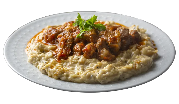 Hünkar Beğendi - közlenmiş patlıcan beğendi üzerinde dana yahni, klasik Osmanlı mutfağı catering sunumu
